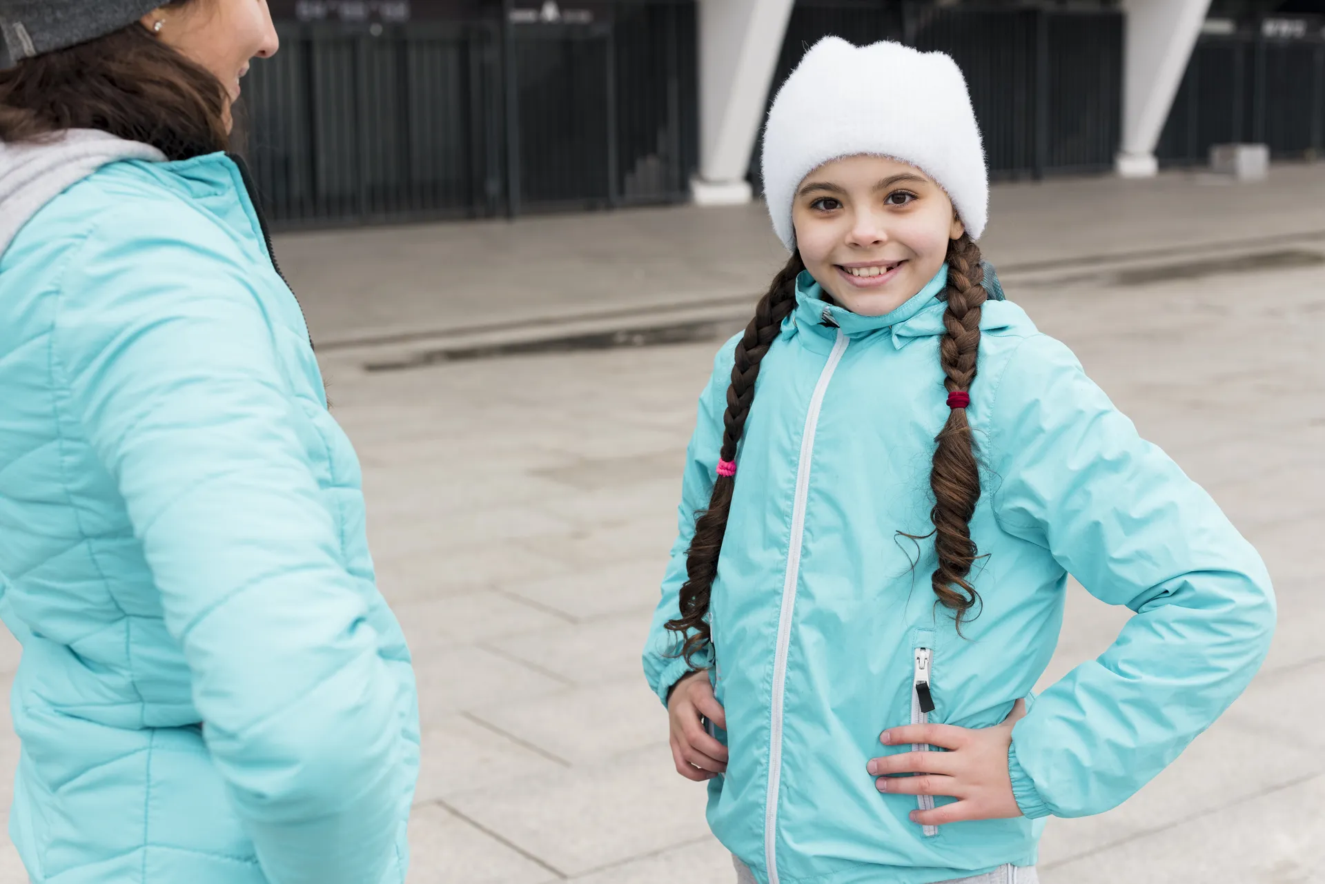 high-angle-girl-with-mom-outdoor-stretching_result